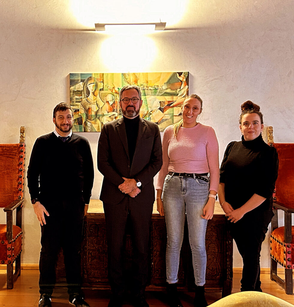 Gli insegnanti accompagnatori assieme al Sindaco Franco Ianeselli