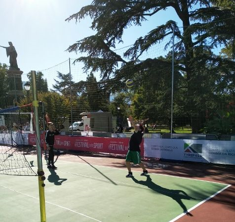 due studenti giocano a pallavolo