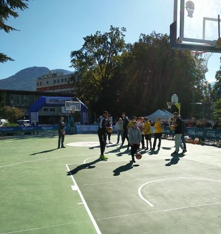 studenti giocano a pallacanestro