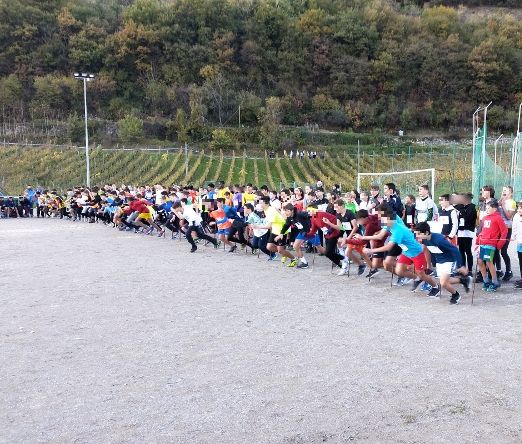 Foto studenti che iniziano una gara di campestre