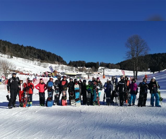 Foto di gruppo di studenti sulla neve