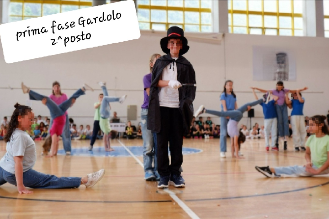 Immagine di un momento della danza di gruppo