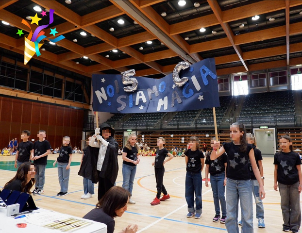 Immagine di un momento della danza di gruppo con lo striscione "noi siamo magia2