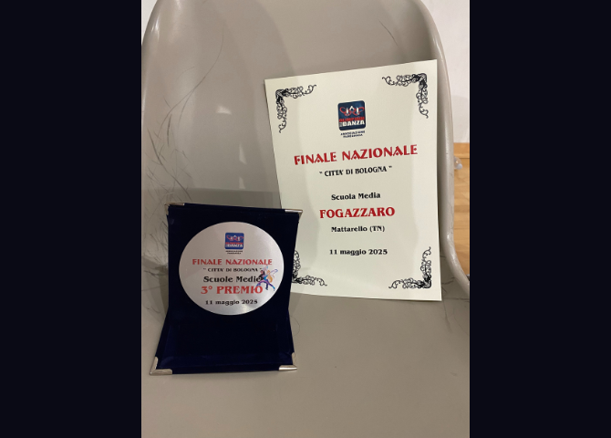 Foto con targa e certificato premiazione