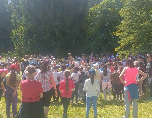 Bambini seduti sul prato in cerchio