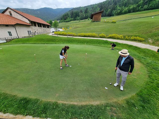 Studenti giocano a golf