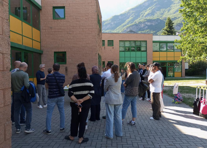 Foto con genitori fuori della scuola
