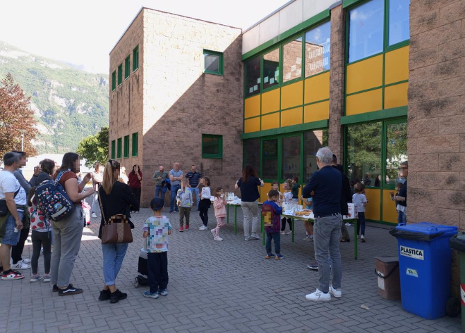 Foto con genitori e bambini fuori della scuola