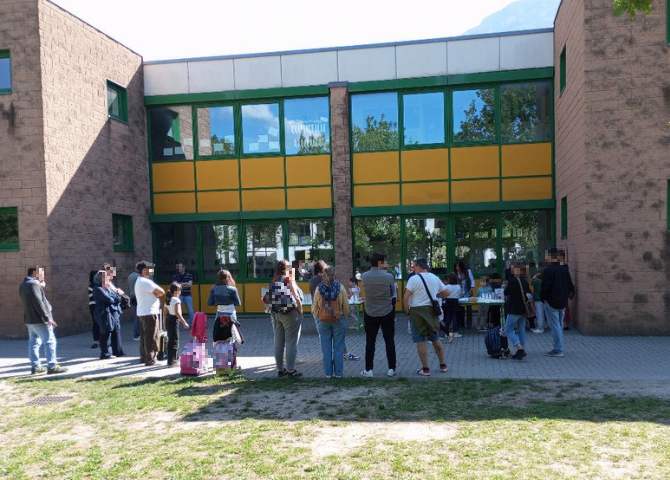 Foto con genitori e bambini fuori della scuola