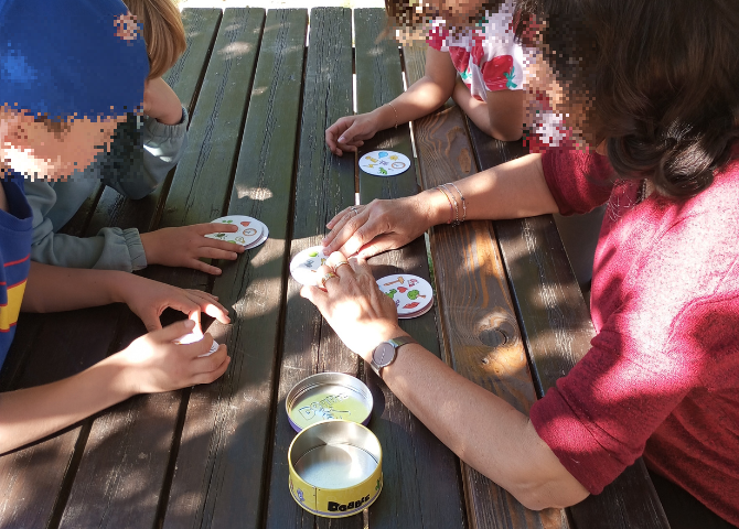 Foto con bambini che realizzano laboratorio attorno ad un tavolo