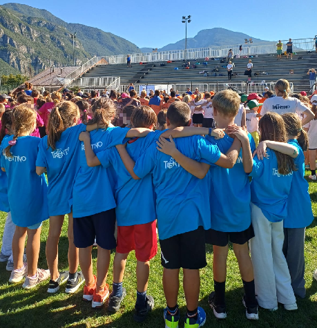 Studenti di schiena abbracciati in campo