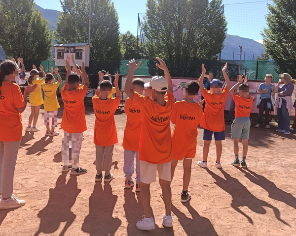 Studenti di schiena in campo