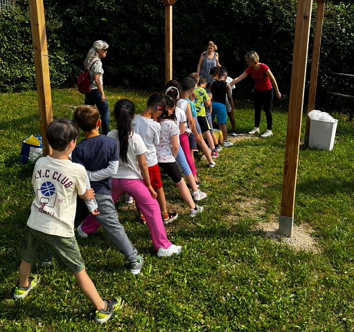 gioco di gruppo in fila indiana