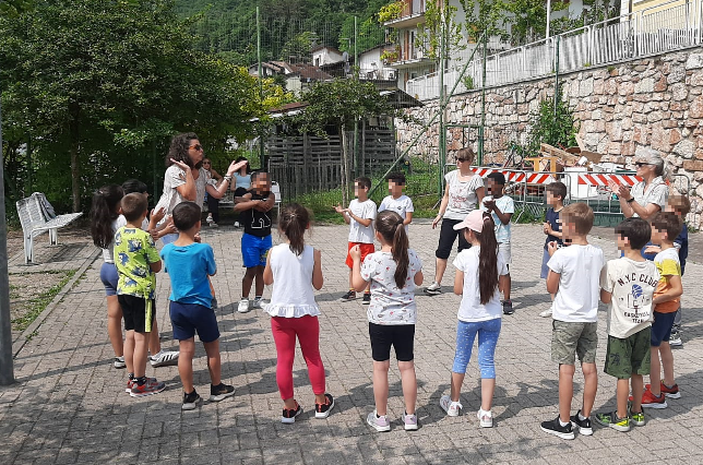 gioco di gruppo in cerchio