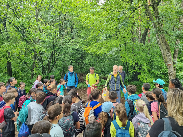Foto di gruppo con studenti ed esperti della SAT