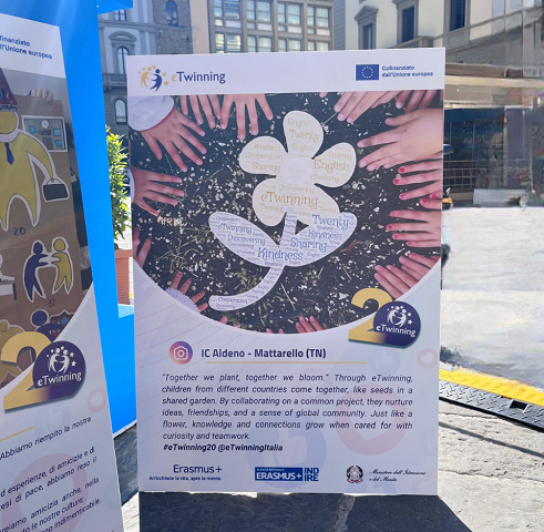 Foto con il cartellone del contest social eTwinning20 dell'Istituo
